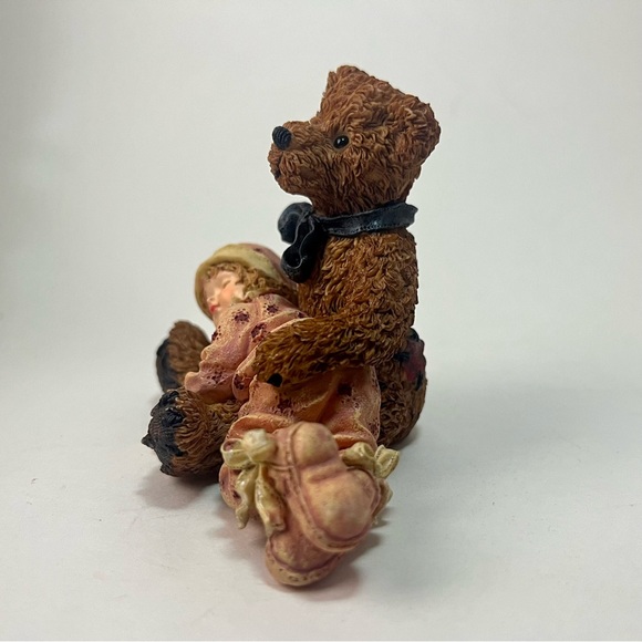Boyds’ Collection Resin Figurine. #3527, Shelby….Asleep in Teddy’s Arms. - Picture 4 of 6